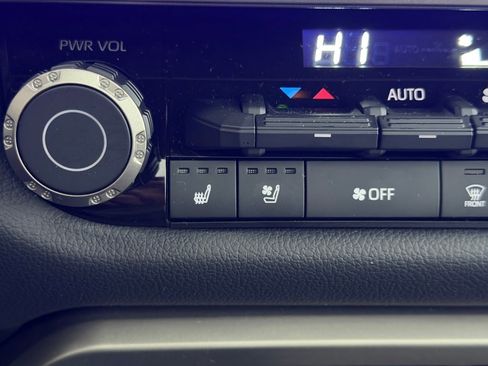 Used 2025 Toyota Tundra Limited image 24