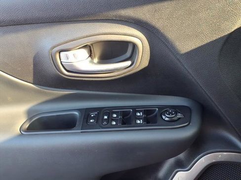 Used 2022 Jeep Renegade Latitude image 24