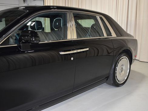 New 2027 Rolls-Royce Phantom Sedan RWD image 9