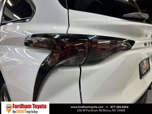 Used 2026 Toyota Sienna LE FWD image 12