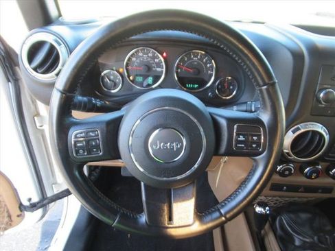 Used 2017 Jeep Wrangler Unlimited Sahara w/ Connectivity Group image 18