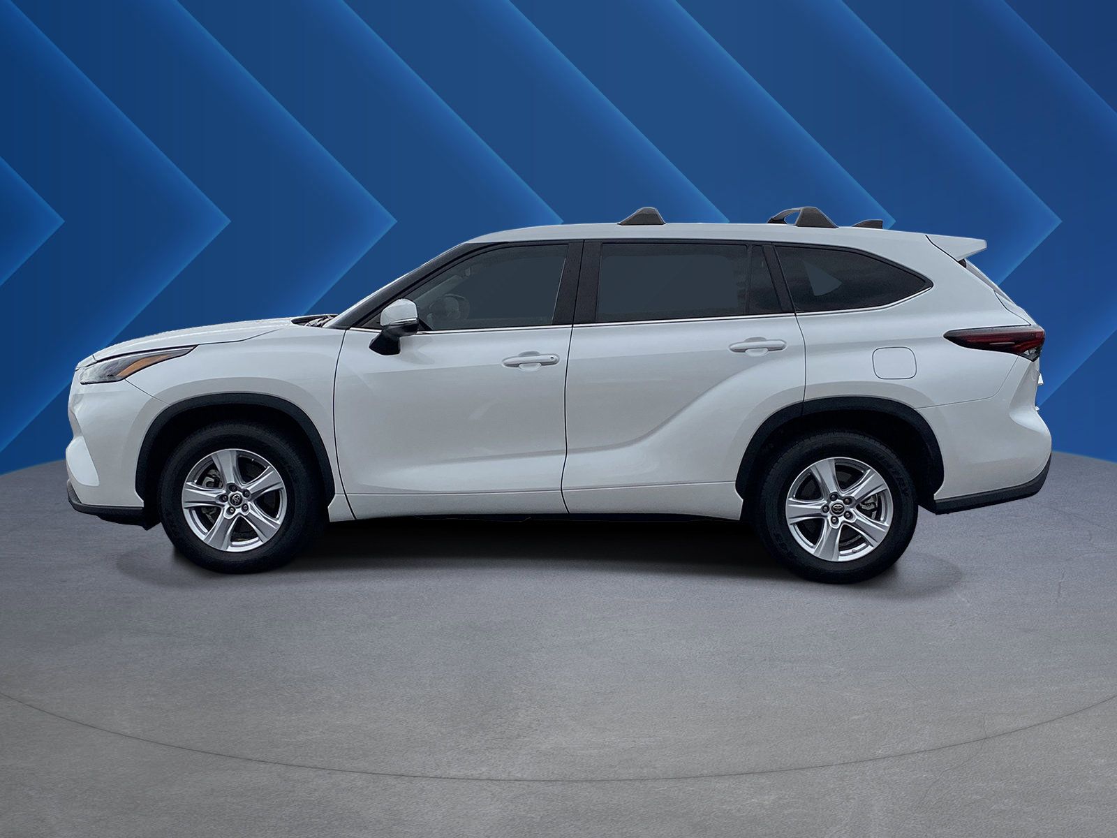 Used 2024 Toyota Highlander LE FWD image 6