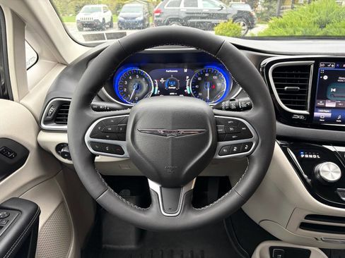 Used 2023 Chrysler Pacifica Touring-L FWD image 15