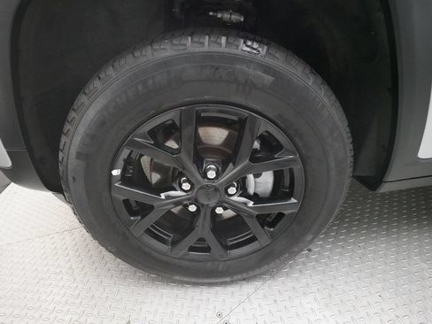 Used 2025 Jeep Grand Cherokee Altitude AWD/4WD image 27