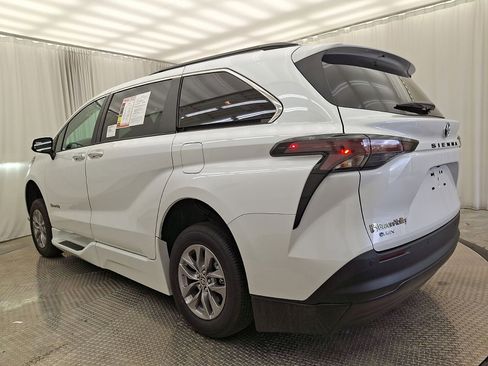 Used 2026 Toyota Sienna XLE FWD image 22