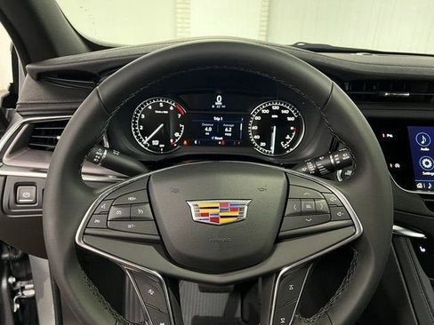 New 2025 Cadillac XT5 Luxury image 14