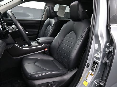 Used 2022 Toyota Highlander XLE image 17