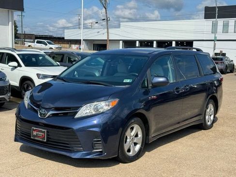 Used 2020 Toyota Sienna LE FWD image 2
