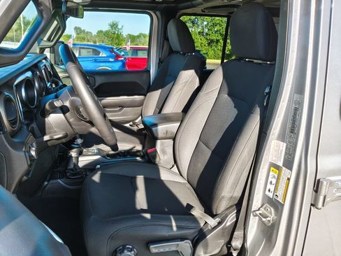 Used 2019 Jeep Wrangler Unlimited Sport w/ Cold Weather Group AWD/4WD image 2
