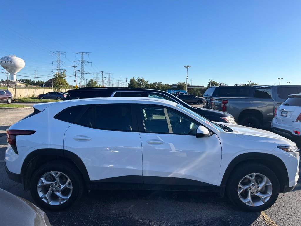 Used 2025 Chevrolet Trax LS w/ LS Convenience Package FWD image 3