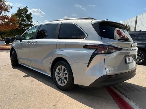 Used 2025 Toyota Sienna XLE FWD image 8