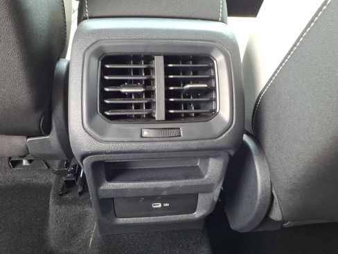 Used 2025 Volkswagen Taos SE AWD/4WD image 17