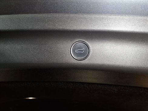 Used 2022 Tesla Model Y Long Range image 17