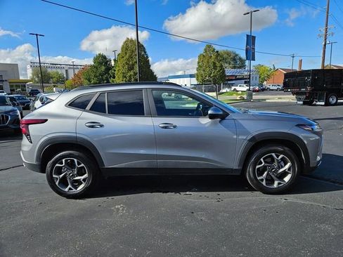 Used 2025 Chevrolet Trax LT image 2