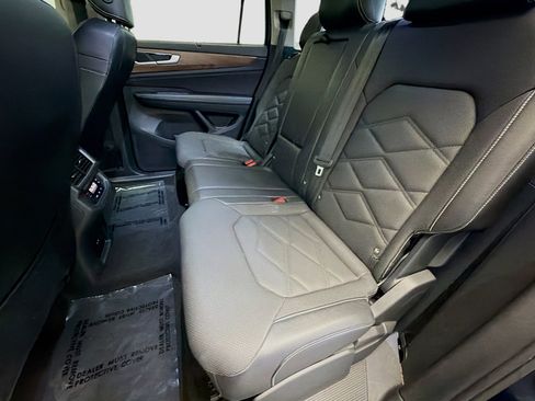 Used 2024 Volkswagen Atlas SE image 13