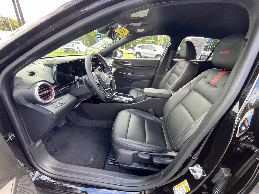 Used 2025 Chevrolet Trax RS w/ Driver Confidence Package FWD image 14