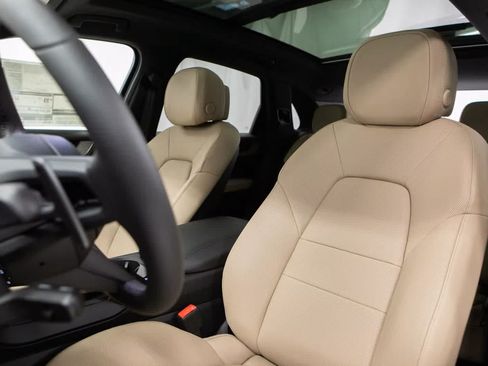 Certified 2026 Porsche Cayenne AWD/4WD image 5