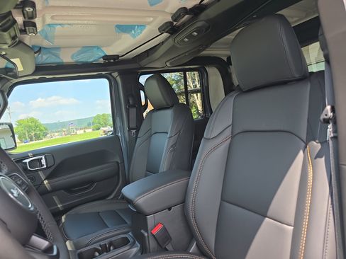 New 2025 Jeep Gladiator Sport image 13