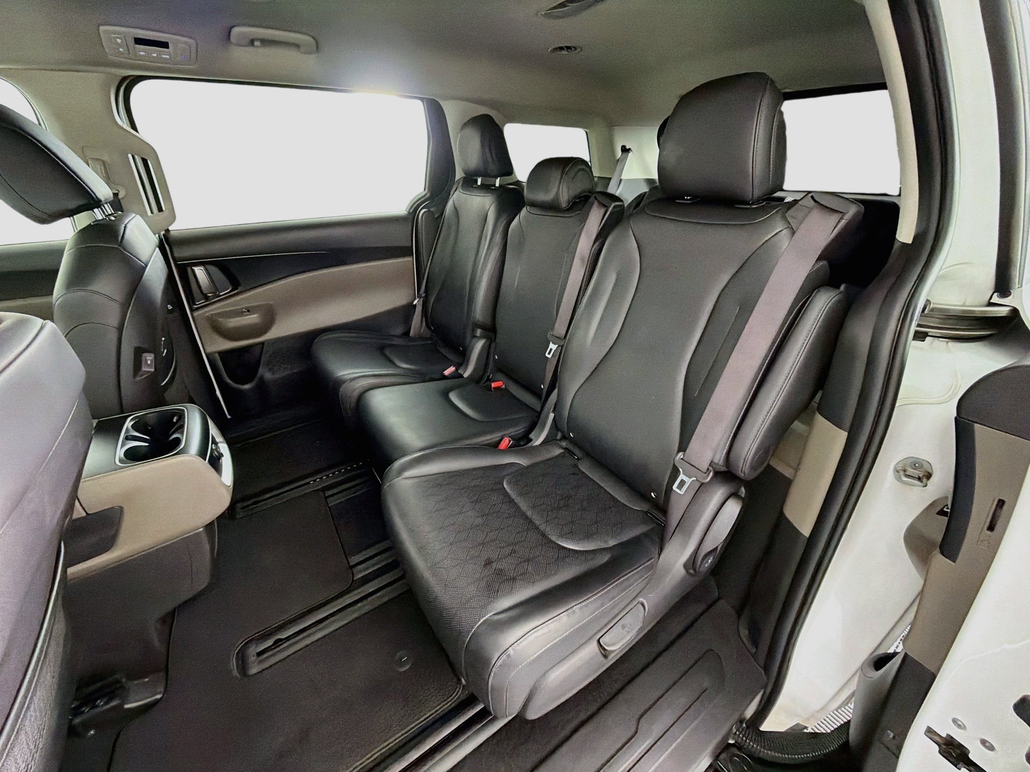 Used 2025 Kia Carnival FWD image 28