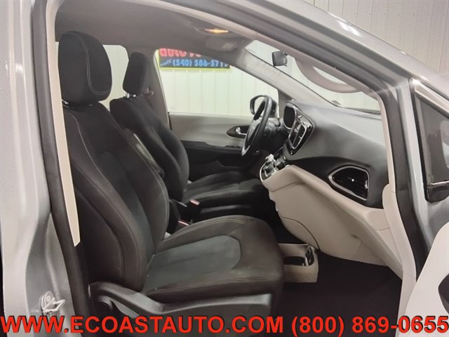 Used 2020 Chrysler Voyager L FWD image 15