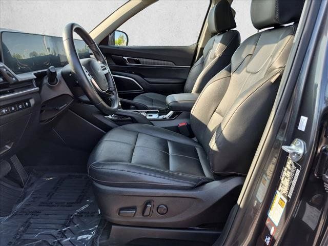 Used 2024 Kia Telluride EX w/ EX Captain's Chair Package FWD image 17