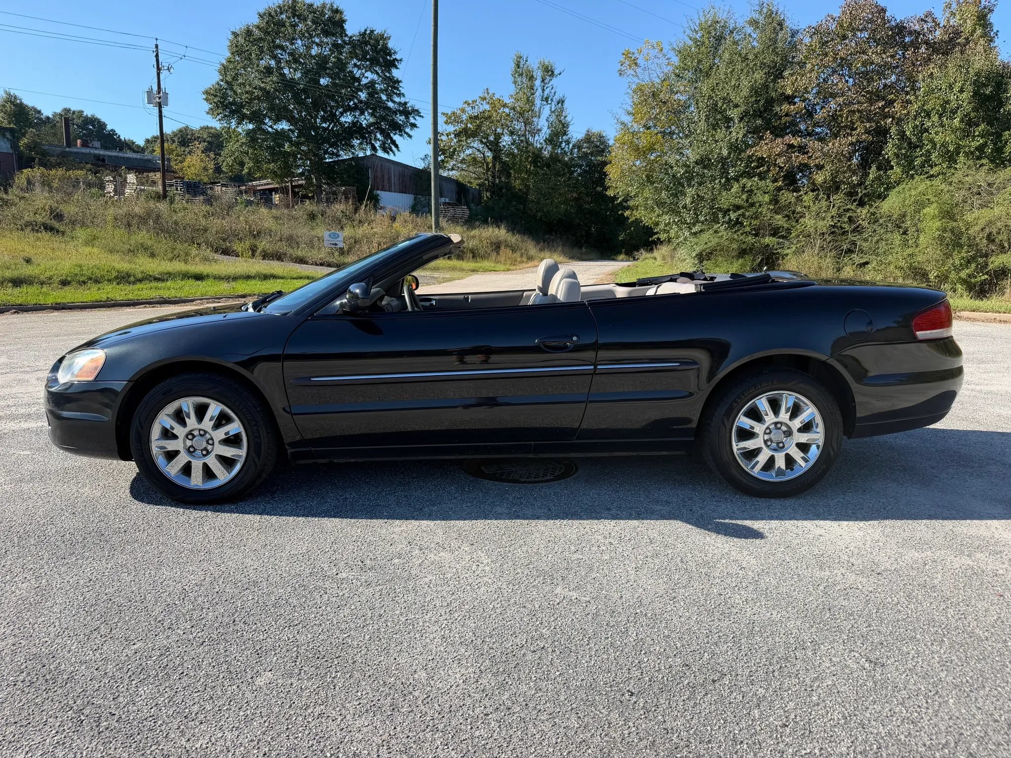 Used 2004 Chrysler Sebring Limited w/ Driver Convenience Group FWD image 2