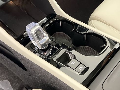 Certified 2025 Volvo XC40 B5 Ultra image 22