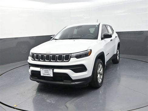 Used 2025 Jeep Compass Sport image 3