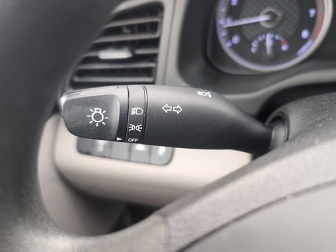 Used 2020 Hyundai Elantra SE FWD image 17