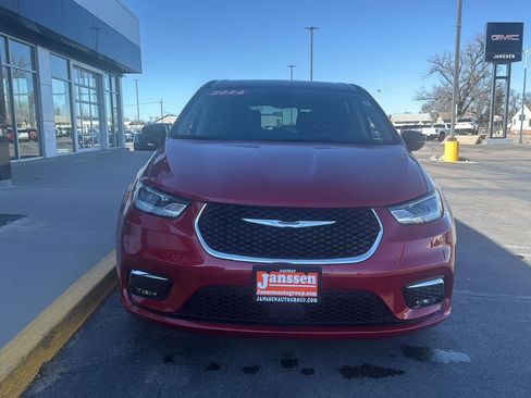 Used 2024 Chrysler Pacifica Touring-L image 9