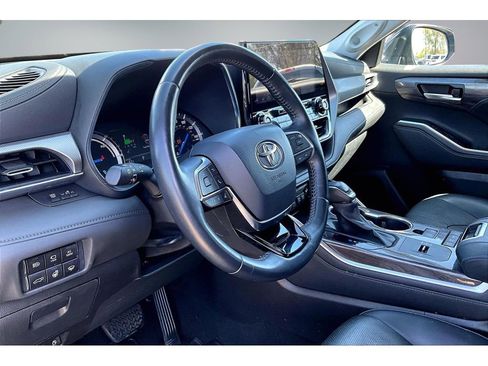 Used 2021 Toyota Highlander Platinum AWD/4WD image 17