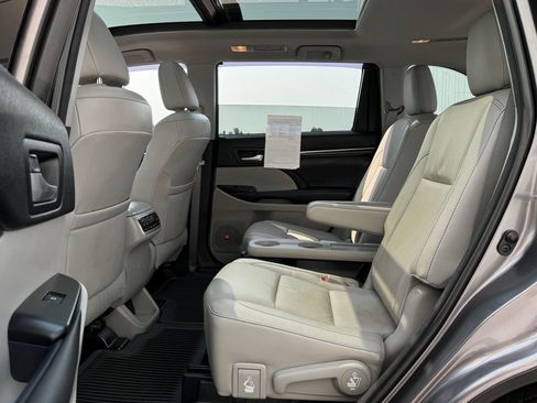 Used 2015 Toyota Highlander Limited Platinum AWD/4WD image 24