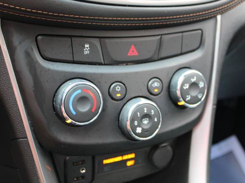 Used 2018 Chevrolet Trax LT w/ LT Convenience Package AWD/4WD image 30