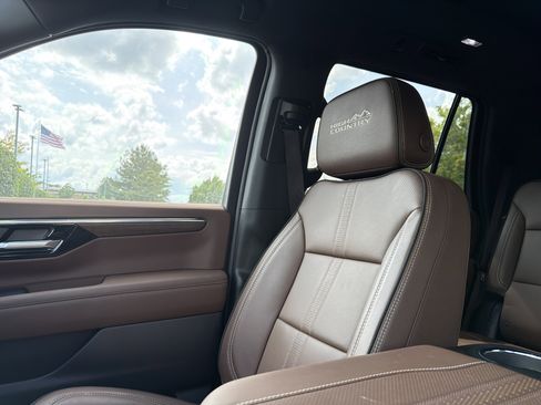 Used 2025 Chevrolet Tahoe High Country AWD/4WD image 27