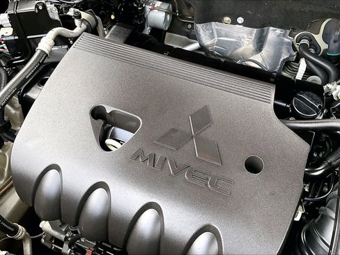 Used 2020 Mitsubishi Outlander SE image 32