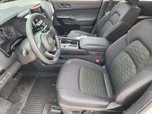 Used 2025 Nissan Pathfinder SV w/ SV Premium Package FWD image 9