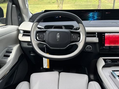 New 2025 Lincoln Navigator L Reserve image 13