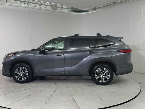 Used 2023 Toyota Highlander XLE image 5