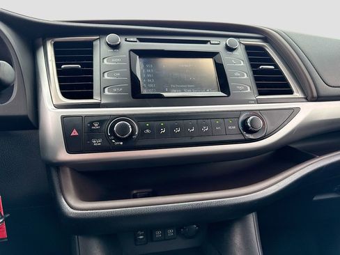 Used 2019 Toyota Highlander LE FWD image 14