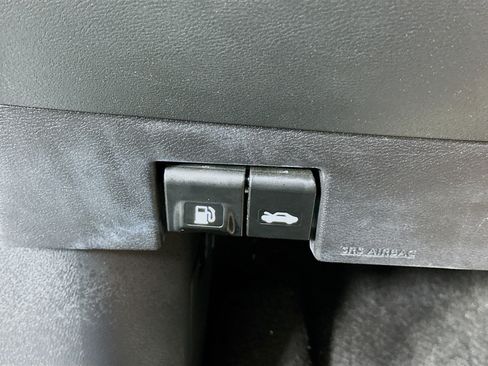 Used 2025 Nissan Versa SV FWD image 17