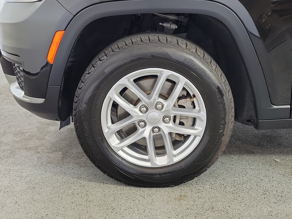 Used 2024 Jeep Grand Cherokee L Laredo RWD image 9
