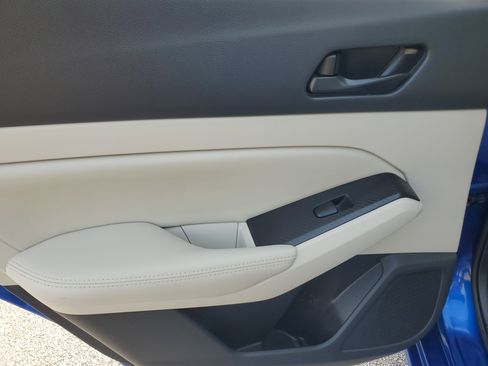 Used 2025 Nissan Altima 2.5 SV FWD image 11