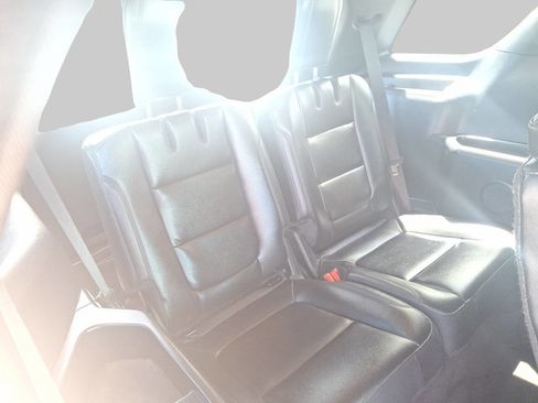 Used 2017 Ford Explorer XLT w/ Equipment Group 202A image 6