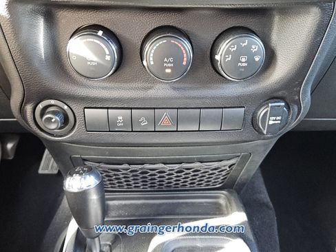 Used 2018 Jeep Wrangler Unlimited Sport S AWD/4WD image 17