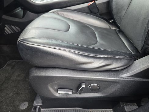 Used 2018 Ford Edge Titanium w/ Equipment Group 302A image 17