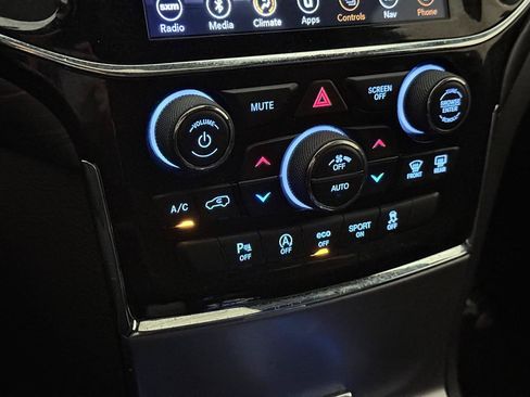 Used 2019 Jeep Grand Cherokee Laredo AWD/4WD image 36