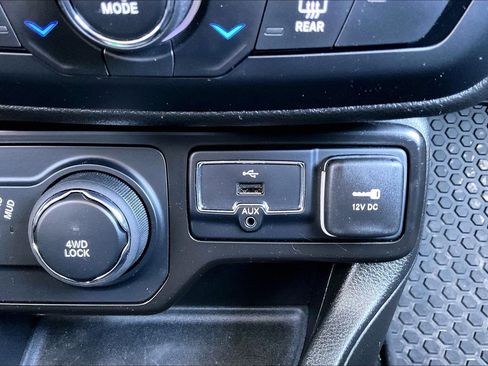 Used 2023 Jeep Renegade Latitude w/ Premium Group AWD/4WD image 21