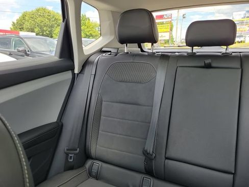 Certified 2024 Volkswagen Taos SE w/ Panoramic Sunroof Package FWD image 10