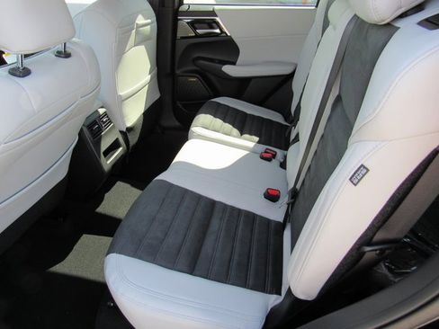 New 2025 Mitsubishi Outlander SE image 9