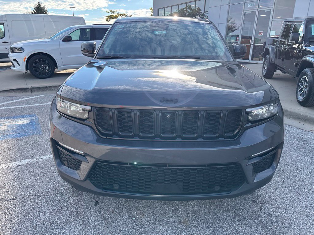 Used 2023 Jeep Grand Cherokee Limited w/ Luxury Tech Group II RWD image 3